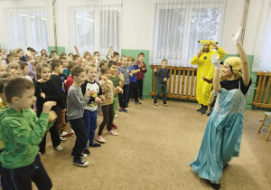 Bajkoludki oglądają przedstawienie teatralne