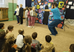 Bajkoludki oglądają przedstawienie teatralne