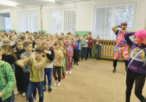 Bajkoludki oglądają przedstawienie teatralne