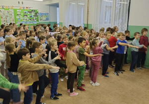 Bajkoludki oglądają przedstawienie teatralne