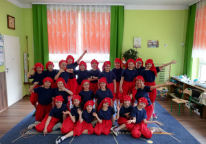 Grupa dzieci z klasy "Królewna Śnieżka i krasnoludki" pozuje do zdjęcia.