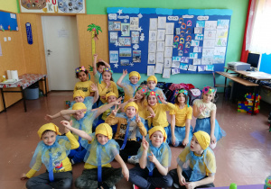Grupa dzieci z klasy "Calineczka" pozuje do zdjęcia.