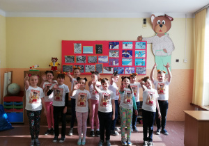 Grupa dzieci z klasy "Mis Uszatek" pozuje do zdjęcia.