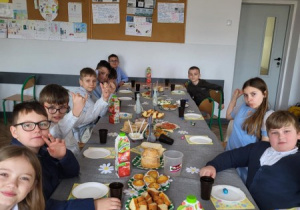 Uczniowie przedstawiają świąteczne tradycje