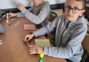7.Uczniowie podczas przygotowywania kartek świątecznych