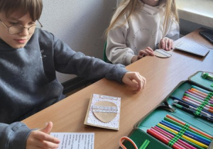 7.Uczniowie podczas przygotowywania kartek świątecznych