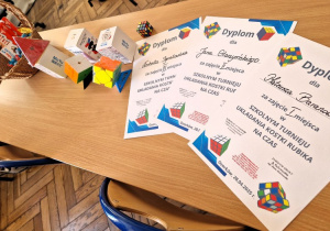 1.Nagrody ufundowane przez Radę Rodziców oraz pamiątkowe dyplomy dla zwycięzców i słodkości dla wszystkich uczestników