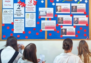 Uczniowie uczestniczący w historycznej grzej korytarzowej