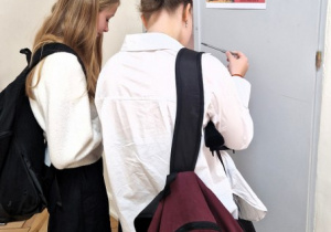 Uczniowie uczestniczący w historycznej grzej korytarzowej
