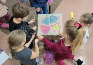 Uczniowie w trakcie realizacji swoich recyklingowych prototypów.