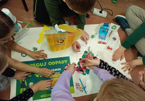 Uczniowie w trakcie realizacji swoich recyklingowych prototypów.