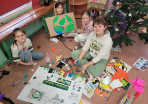 Uczniowie w trakcie realizacji swoich recyklingowych prototypów.