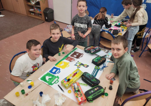 Uczniowie w trakcie realizacji swoich recyklingowych prototypów.