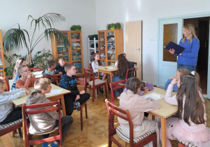 Pani bibliotekarka czyta fragmenty książek dla dzieci.