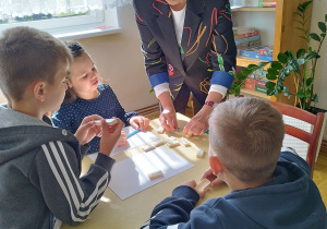 Uczniowie rozwiązują łamigłówki.