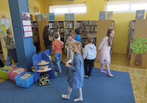 Uczniowie szukają ukrytych wskazówek.