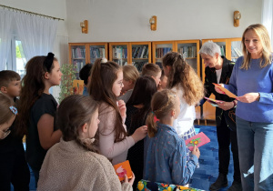 Dzieci składają życzenia i wręczają laurki.
