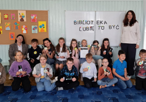 Pamiątkowe zdjęcie uczniów z paniami nauczycielkami.