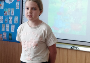 Dziewczynka recytuje wiersz