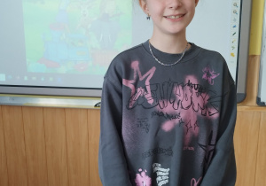 Dziewczynka recytuje wiersz