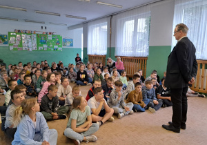 Uczniowie słuchają z uwagą