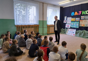 Uczniowie słuchają z uwagą