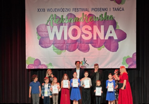 Finaliści prezentują dyplomy