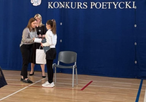 Uczennica odebrała nagrodę