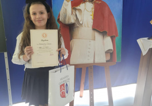 Laureatka konkursu z dyplomem i nagrodami