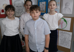 Uczniowie prezentują prace plastyczne