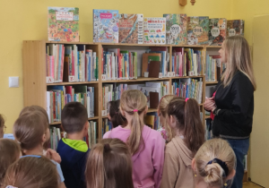Uczniowie podczas zajęć w bibliotece