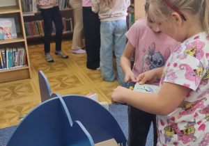 Uczniowie podczas zajęć w bibliotece