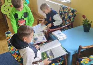 Uczniowie podczas zajęć w bibliotece