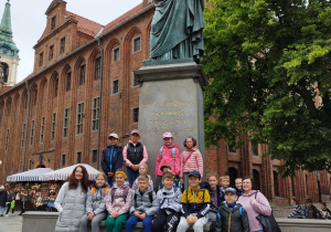 Klasa 2 b przy pomniku Mikołaja Kopernika