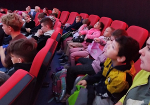 Uczniowie w Planetarium