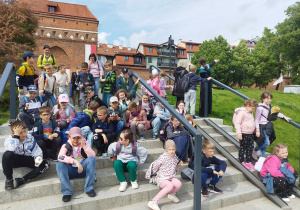 Dzieci śpiewają piosenkę nad Wisłą