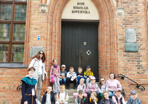 Uczniowie klasy 2 b przy domu Mikołaja Kopernika