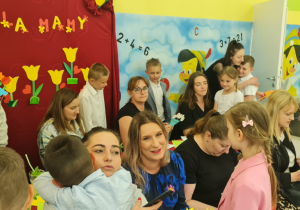 Dzieci wręczają laurki i składają życzenia.