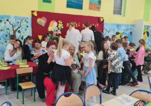 Dzieci wręczają laurki i składają życzenia.