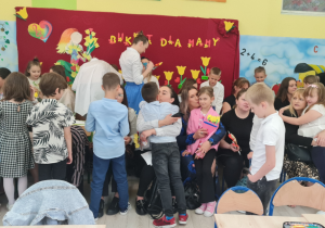 Dzieci wręczają laurki i składają życzenia.
