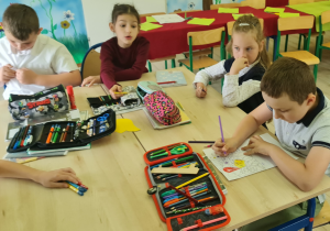 Uczniowie pracują w grupach.