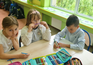 Uczniowie pracują w grupach.