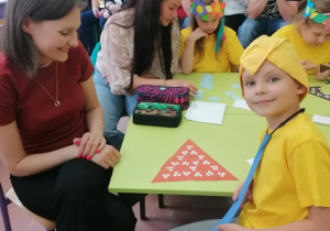 Wspólne układanie domina matematycznego