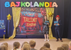 Prowadzący Mam Talent z Samorządu Szkolnego witają jury, nauczycieli i uczniów.