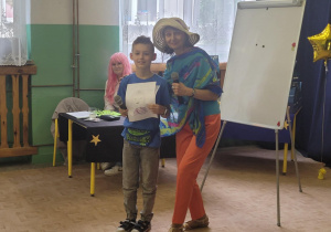 Efekt końcowy pracy ucznia portret pani Wioli logopedki naszej Bajkolandii.