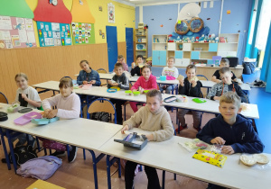 Uczniowie gotowi do wykonania kanapek