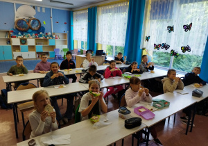 Uczniowie zjadają kanapki