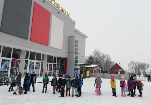 Grupa dzieci z klasy I b stoi przed kinem "Górnik" w Łęczycy.