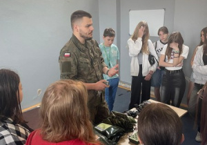 uczniowie klas 4-8 podczas spotkania z żołnierzami WOT