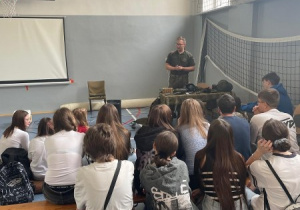uczniowie klas 4-8 podczas spotkania z żołnierzami WOT